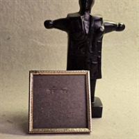 kvadratisk-vintage-billedramme-ciseleret-moenster-gammel-fotoramme-lille